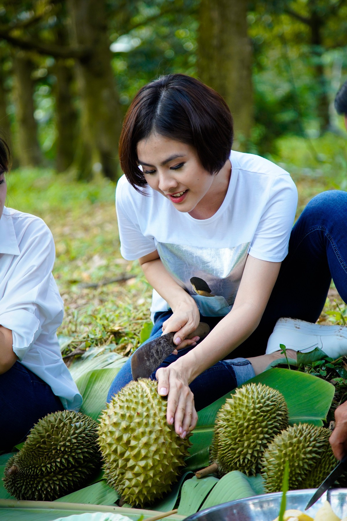 Không nhận ra đây là một Vân Trang... trèo cây giỏi