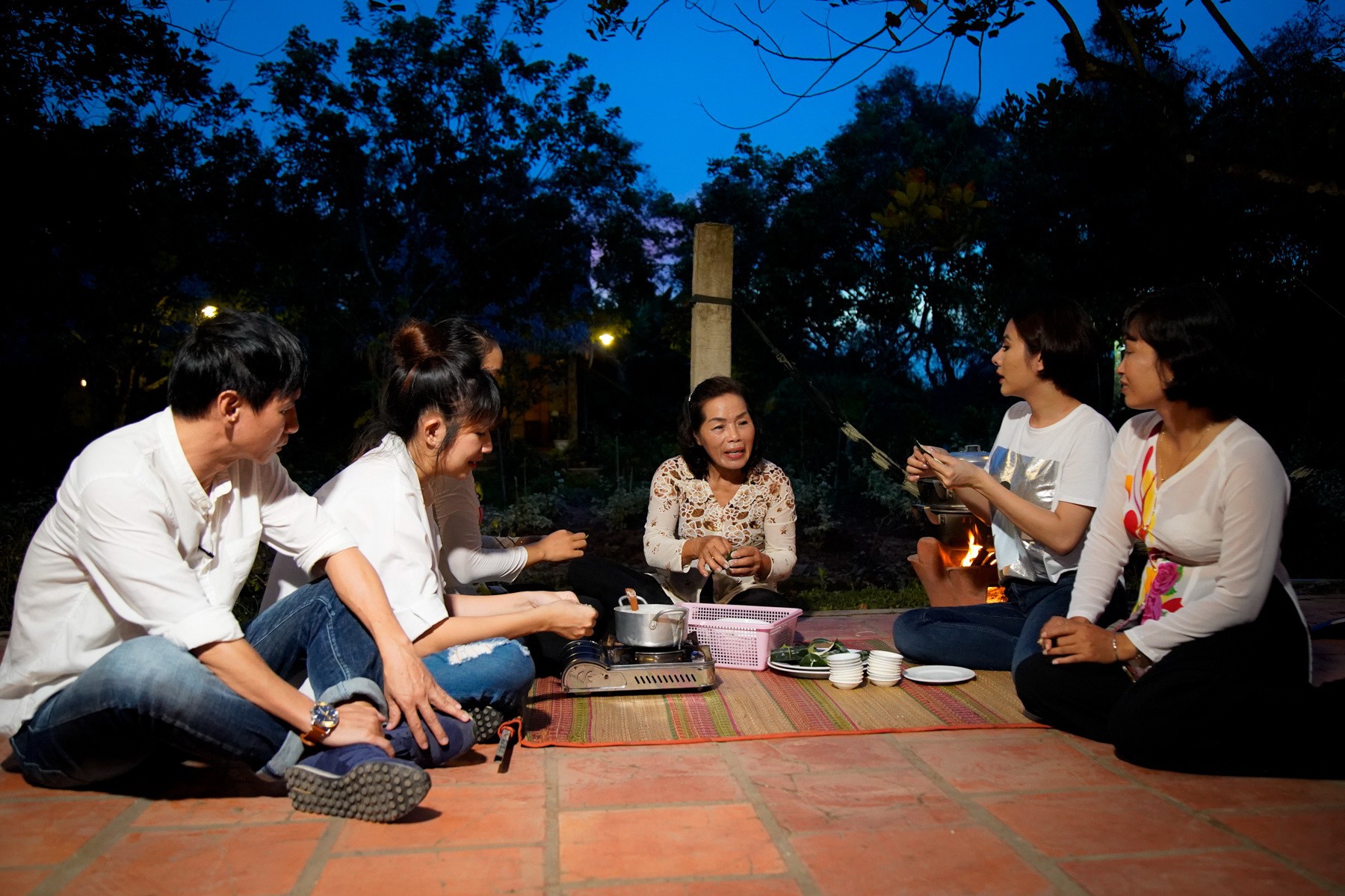 Kh&ocirc;ng nhận ra đ&acirc;y l&agrave; một V&acirc;n Trang... tr&egrave;o c&acirc;y giỏi - Ảnh 3.