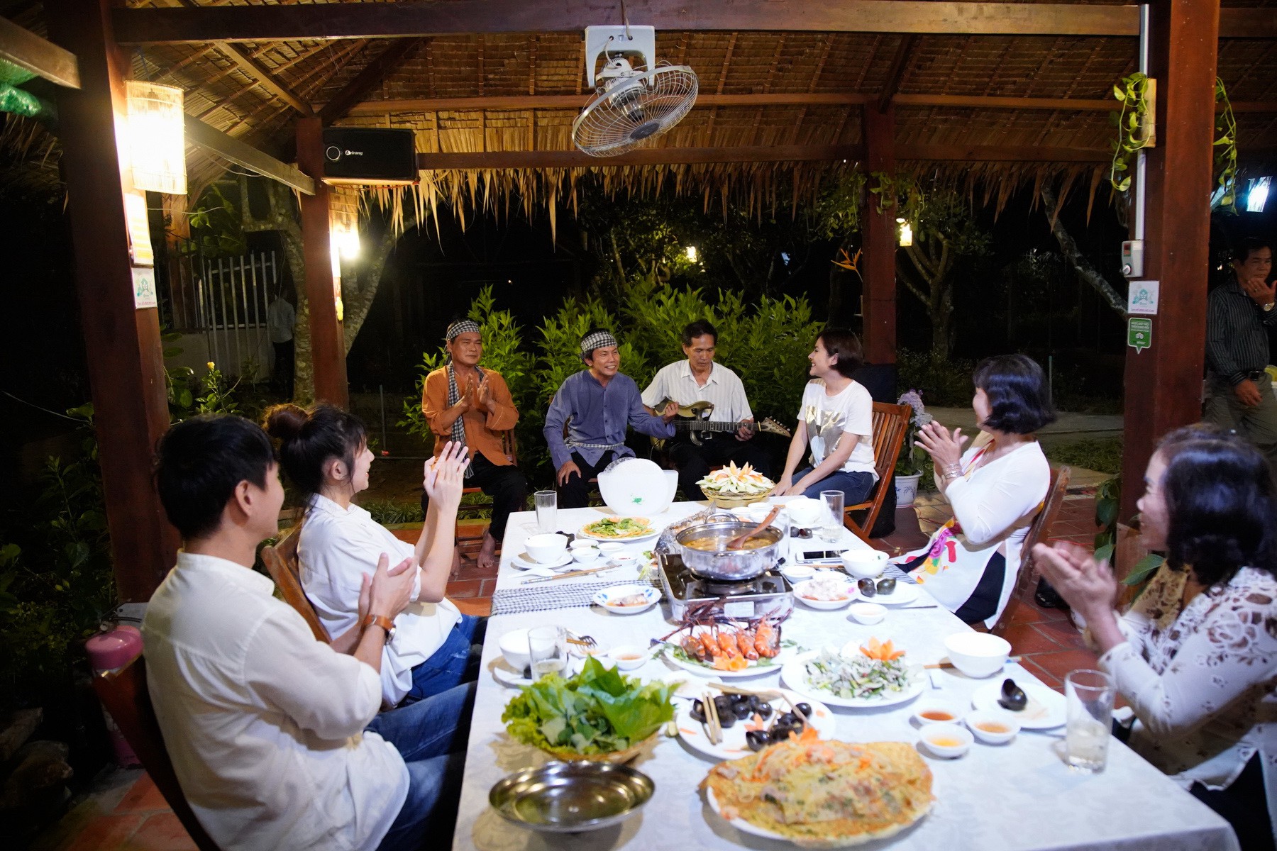 Kh&ocirc;ng nhận ra đ&acirc;y l&agrave; một V&acirc;n Trang... tr&egrave;o c&acirc;y giỏi - Ảnh 2.