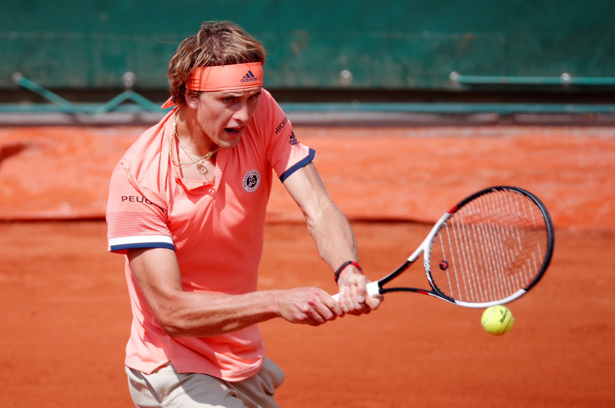 Roland Garros 2018: Djokovic thắng nhọc, Nishikori tho&aacute;t hiểm - Ảnh 5.