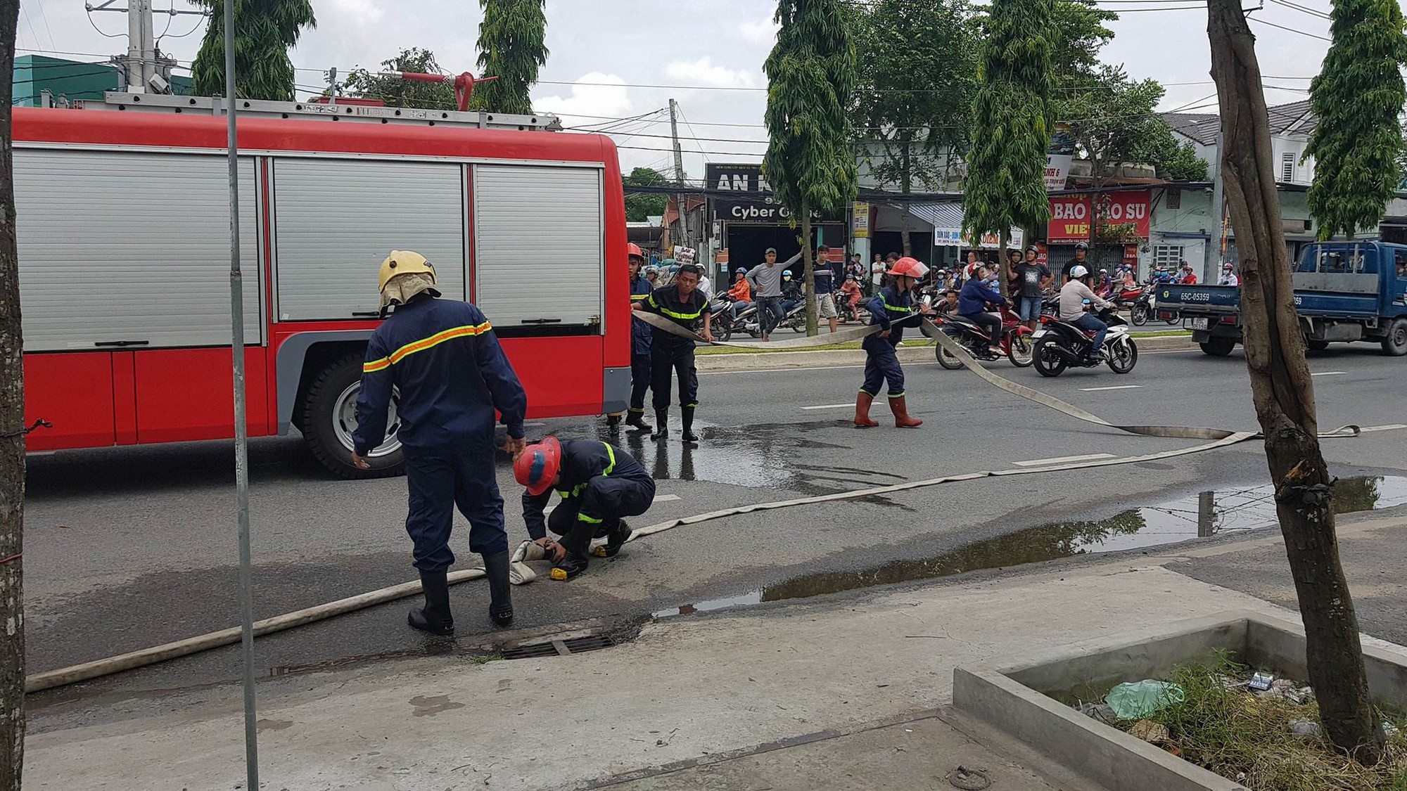 Xe nhiên liệu bốc cháy, nhiều người hoảng sợ chạy tán loạn - Ảnh 2.