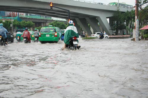 "Mập mờ" hợp đồng chống ngập cho đường Nguyễn Hữu Cảnh!