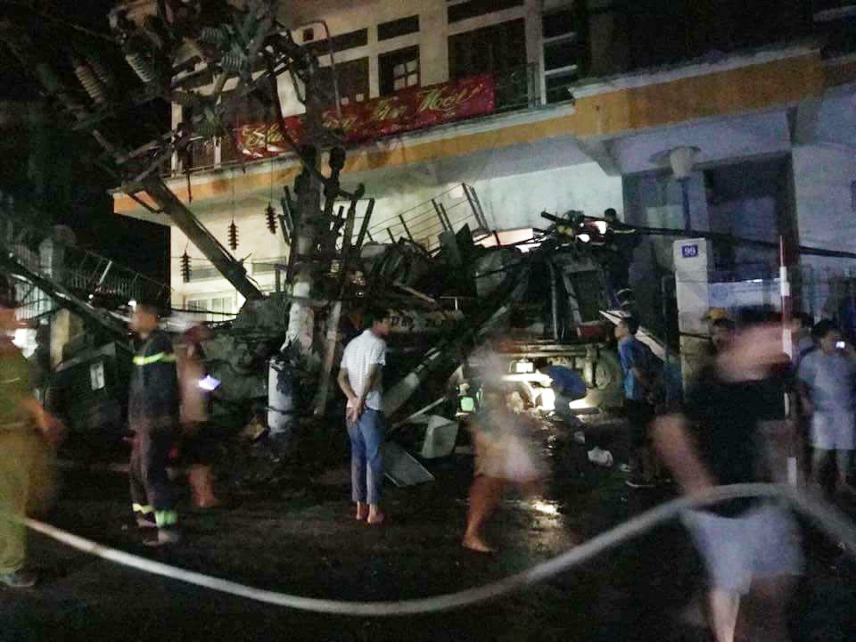 Tai nạn kinh ho&agrave;ng ở C&aacute;t B&agrave;, 4 người thương vong, mất điện diện rộng - Ảnh 7.