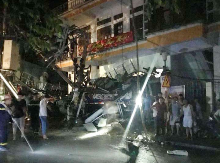 Tai nạn kinh ho&agrave;ng ở C&aacute;t B&agrave;, 4 người thương vong, mất điện diện rộng - Ảnh 8.