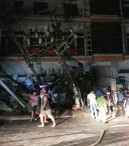 Tai nạn kinh ho&agrave;ng ở C&aacute;t B&agrave;, 4 người thương vong, mất điện diện rộng - Ảnh 1.