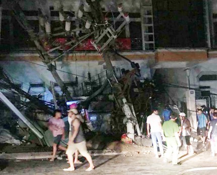 Tai nạn kinh hoàng ở Cát Bà, 4 người thương vong, mất điện diện rộng