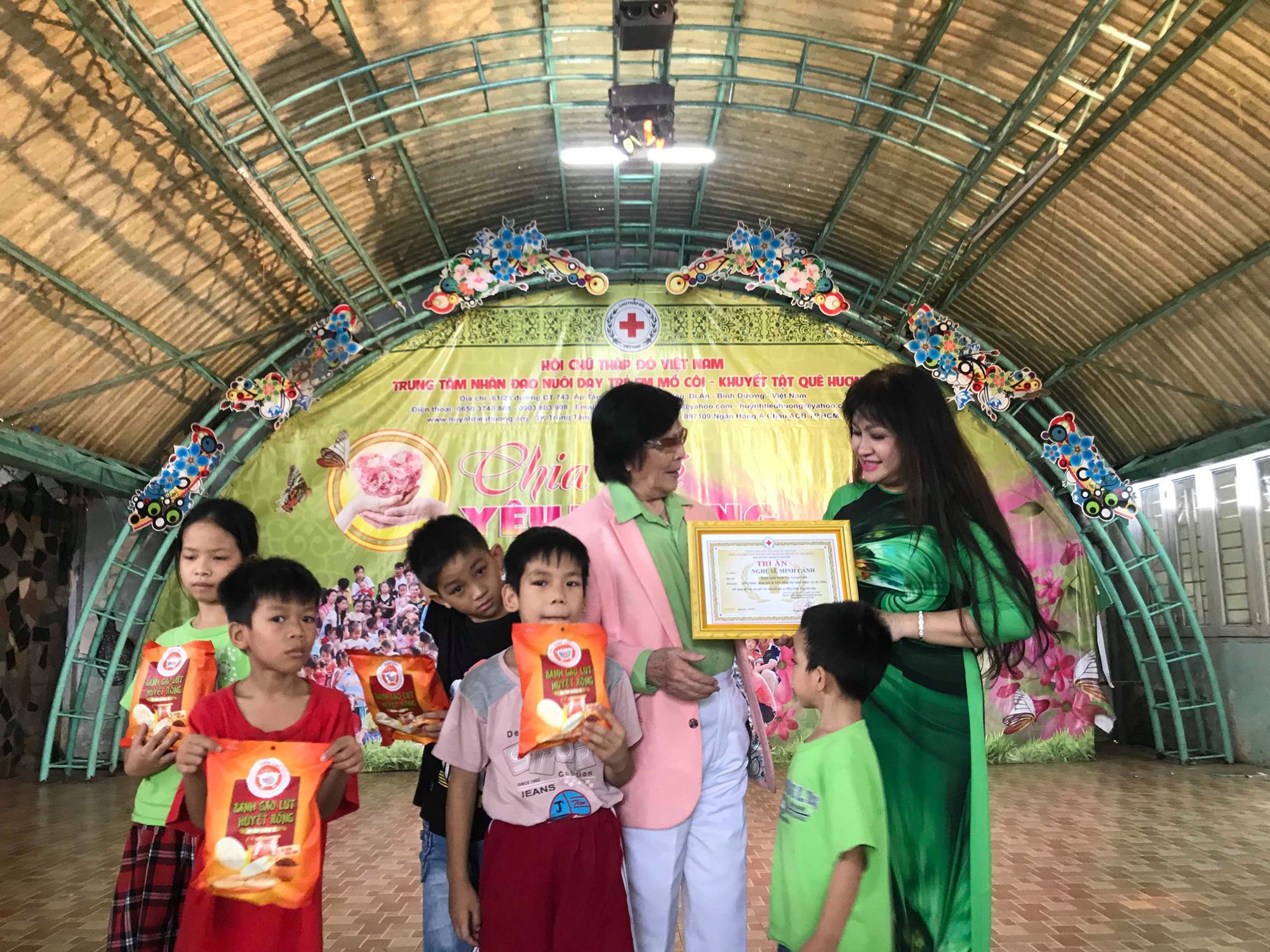 Danh ca Minh Cảnh kh&oacute;c đời mồ c&ocirc;i - Ảnh 2.