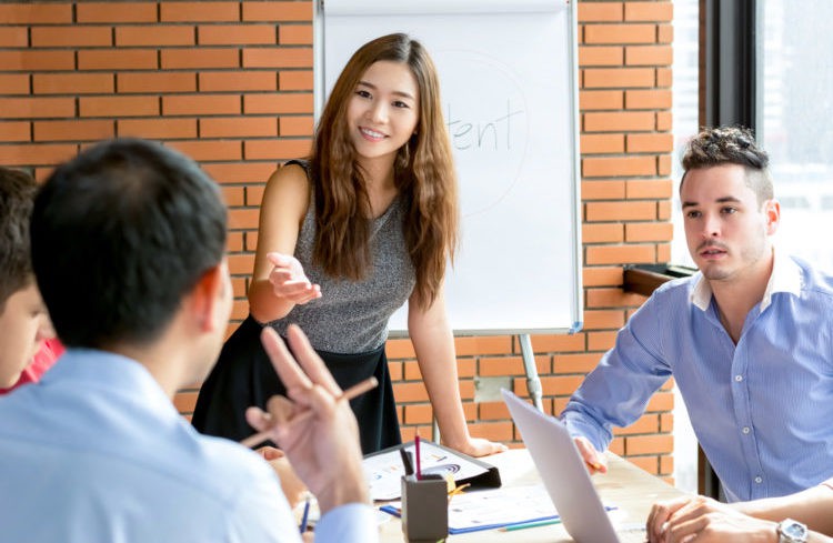 Tr&aacute;nh hiểu lầm sếp v&agrave; đồng nghiệp - Ảnh 1.