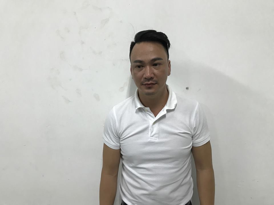 Bắt quả tang tiếp vi&ecirc;n sexy trong nh&agrave; h&agrave;ng Ruby ở S&agrave;i G&ograve;n - Ảnh 4.