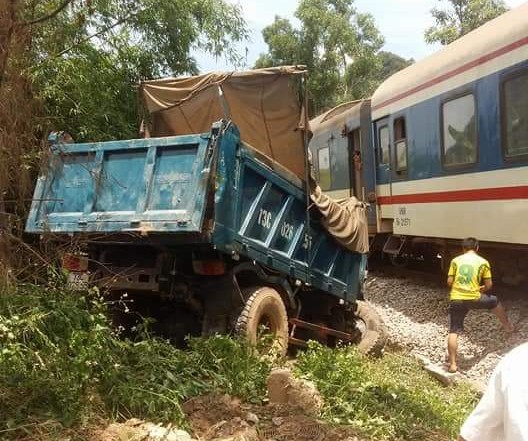 Xe tải húc tàu hỏa, 2 người nhập viện - Ảnh 1.