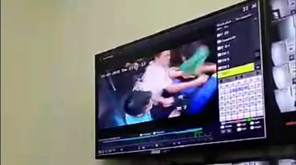 Giải quyết va chạm trong thang máy bằng nắm đấm, 3 người bị chém loạn xạ - Ảnh 1.