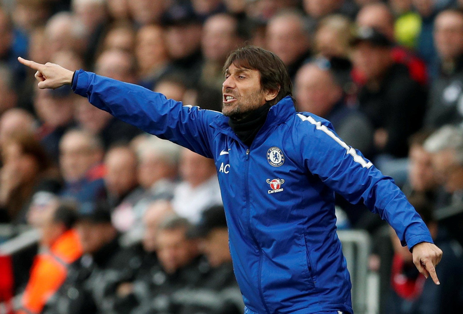 Napoli "dòm ngó" HLV Conte