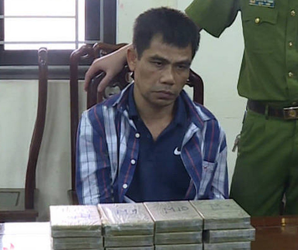 Thủ súng K59 đạn đã lên nòng vận chuyển 12 bánh heroin