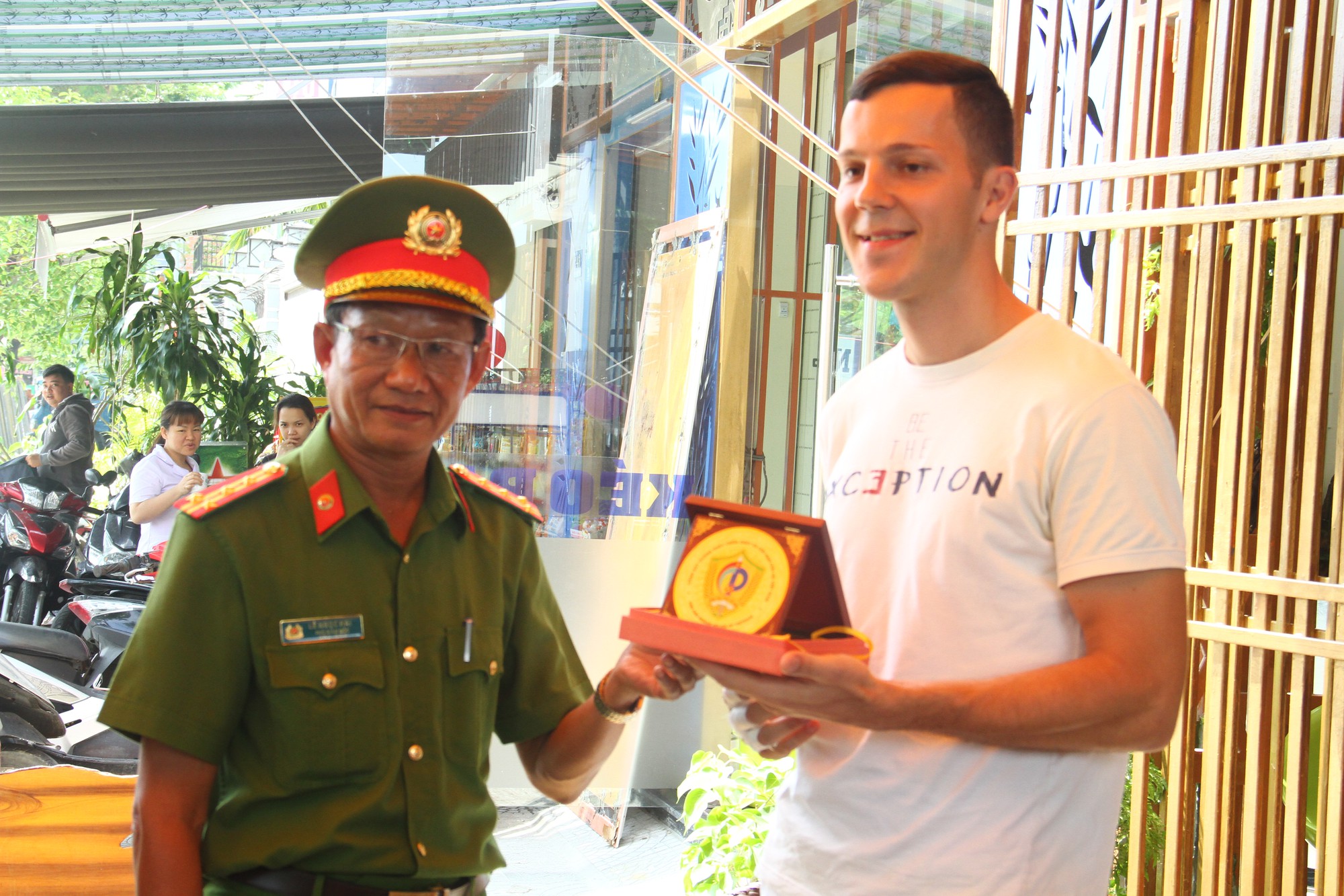 Bộ Công an trao Bằng khen cho 2 du khách cứu các em nhỏ kẹt trong đám cháy