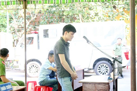 Giết mẹ, bị cáo ra tòa ngơ ngác hỏi: "Mẹ còn sống hay đã chết?"