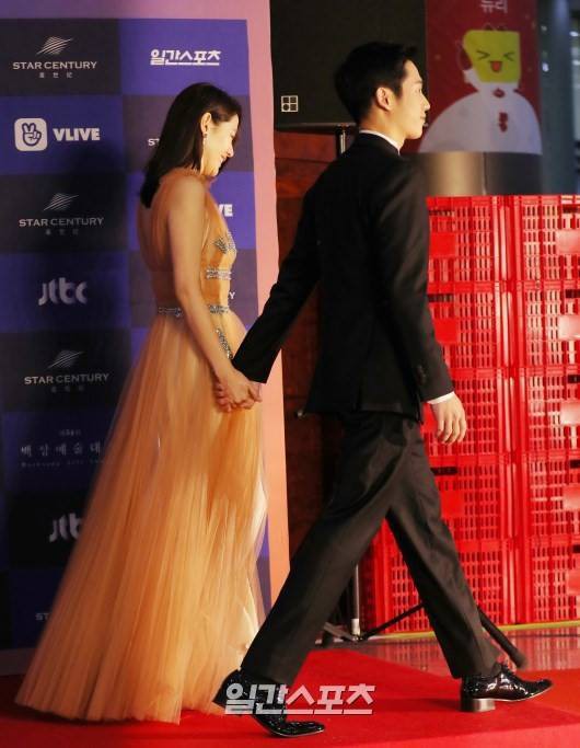 Chị đẹp Son Ye Jin c&ocirc;ng khai nắm tay phi c&ocirc;ng Jung Hae In - Ảnh 1.