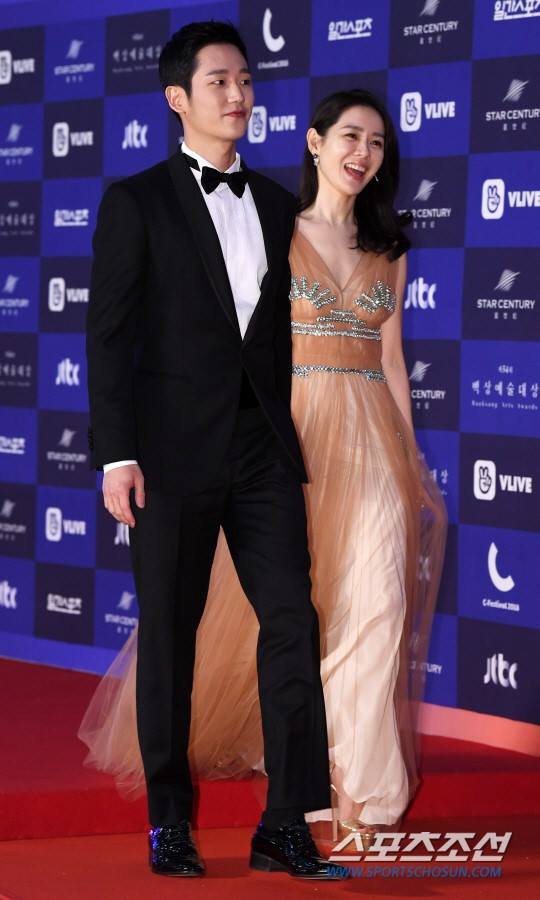 Chị đẹp Son Ye Jin c&ocirc;ng khai nắm tay phi c&ocirc;ng Jung Hae In - Ảnh 2.