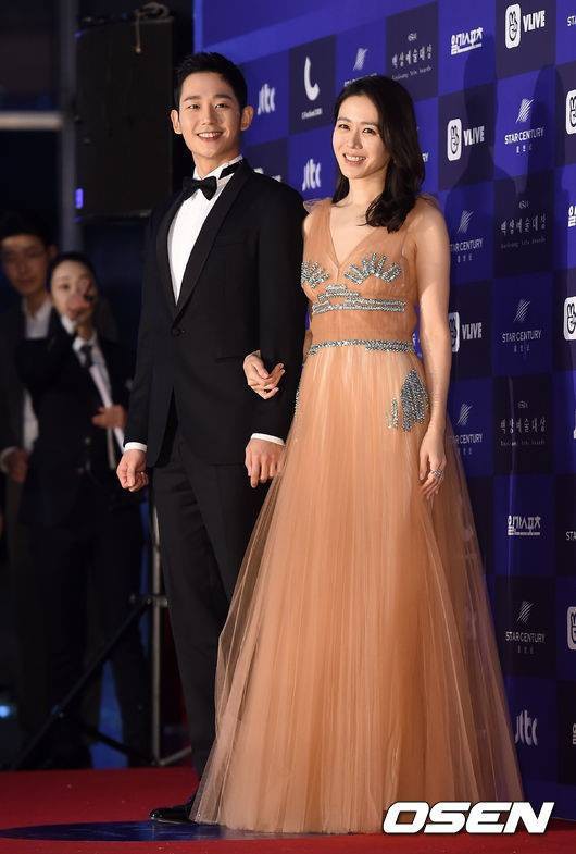 Chị đẹp Son Ye Jin c&ocirc;ng khai nắm tay phi c&ocirc;ng Jung Hae In - Ảnh 3.