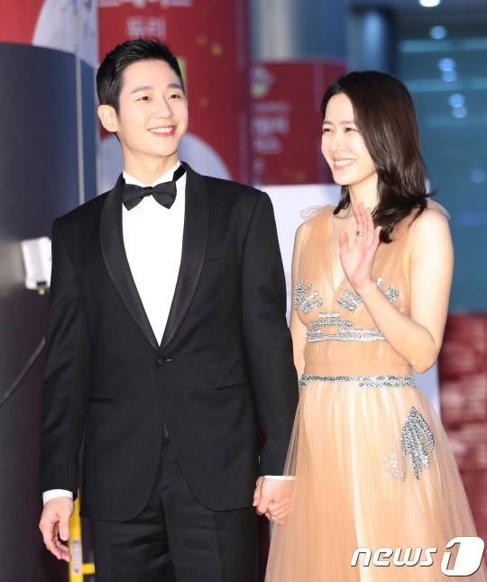 Chị đẹp Son Ye Jin c&ocirc;ng khai nắm tay phi c&ocirc;ng Jung Hae In - Ảnh 5.