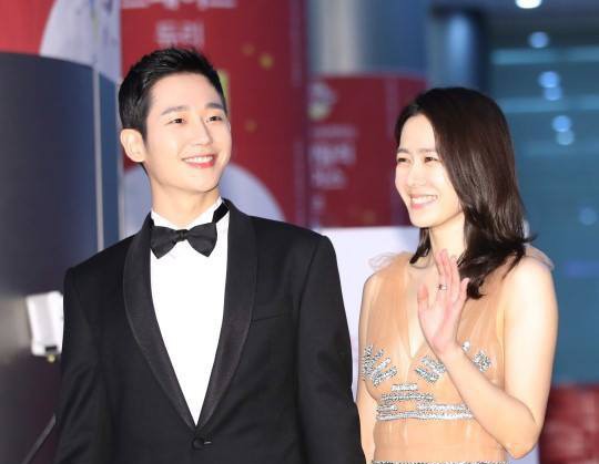 "Chị đẹp" Son Ye Jin công khai nắm tay "phi công" Jung Hae In