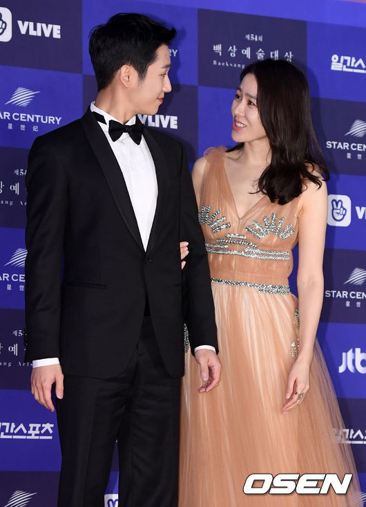 Chị đẹp Son Ye Jin c&ocirc;ng khai nắm tay phi c&ocirc;ng Jung Hae In - Ảnh 6.
