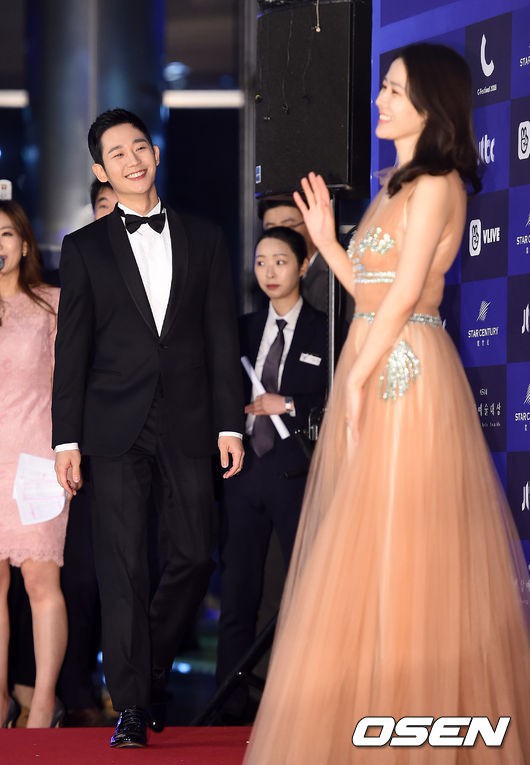 Chị đẹp Son Ye Jin c&ocirc;ng khai nắm tay phi c&ocirc;ng Jung Hae In - Ảnh 7.