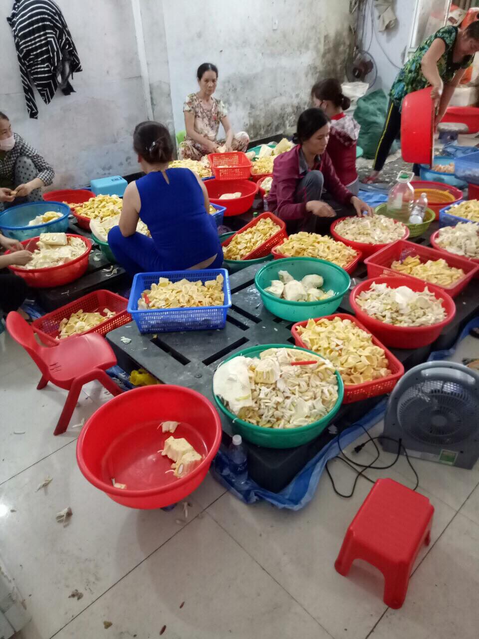 Đột k&iacute;ch cơ sở sản xuất ch&egrave;, thu giữ hơn 380kg nguy&ecirc;n liệu kh&ocirc;ng r&otilde; nguồn gốc - Ảnh 1.