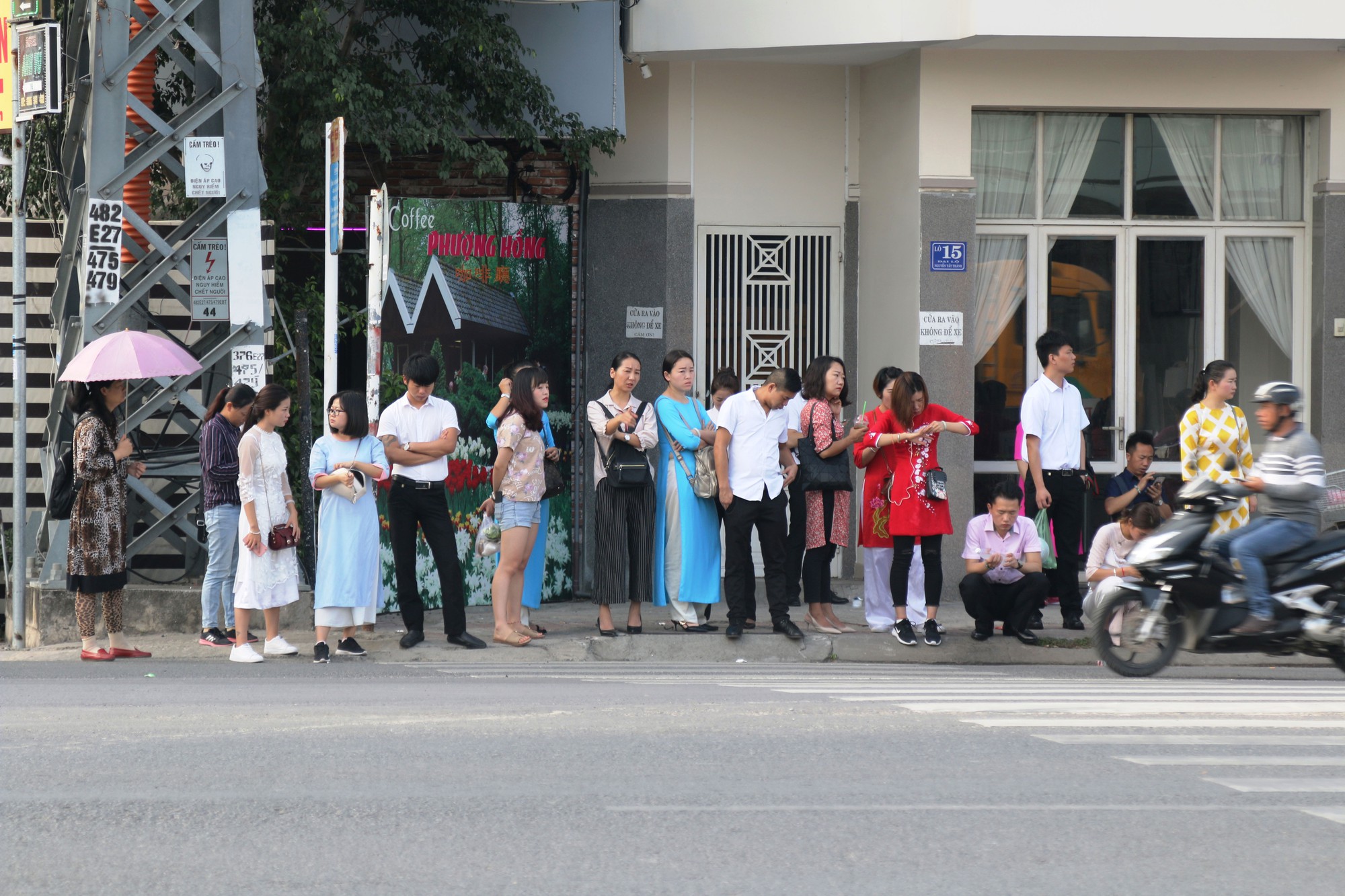 Nha Trang lo khách nước ngoài ở lại "làm chui"