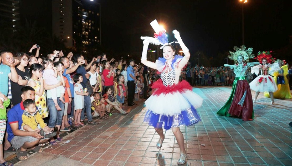 Hàng vạn người hòa nhịp cùng đêm Carnaval đường phố DIFF 2018 Đà Nẵng - Ảnh 8.