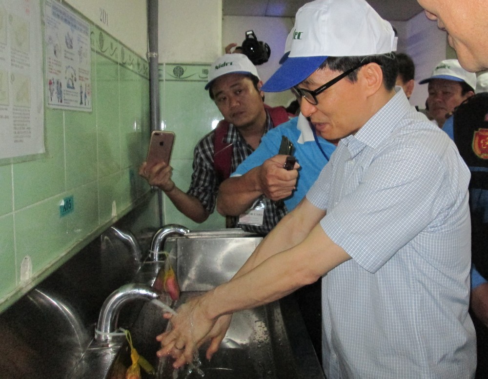Ph&oacute; Thủ tướng Vũ Đức Đam ăn cơm c&ocirc;ng nh&acirc;n hơn 15.000 đồng/suất - Ảnh 2.