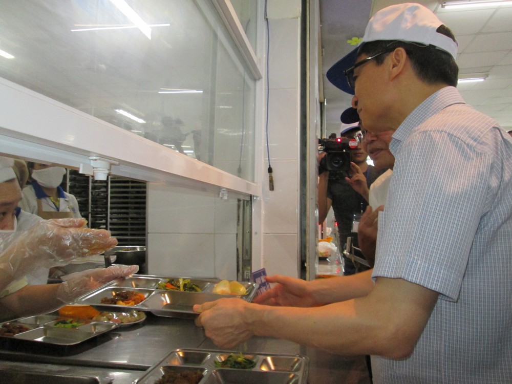 Ph&oacute; Thủ tướng Vũ Đức Đam ăn cơm c&ocirc;ng nh&acirc;n hơn 15.000 đồng/suất - Ảnh 3.