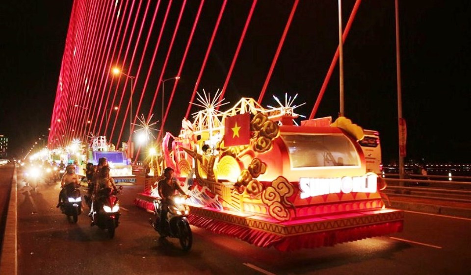 Hàng vạn người hòa nhịp cùng đêm Carnaval đường phố DIFF 2018 Đà Nẵng