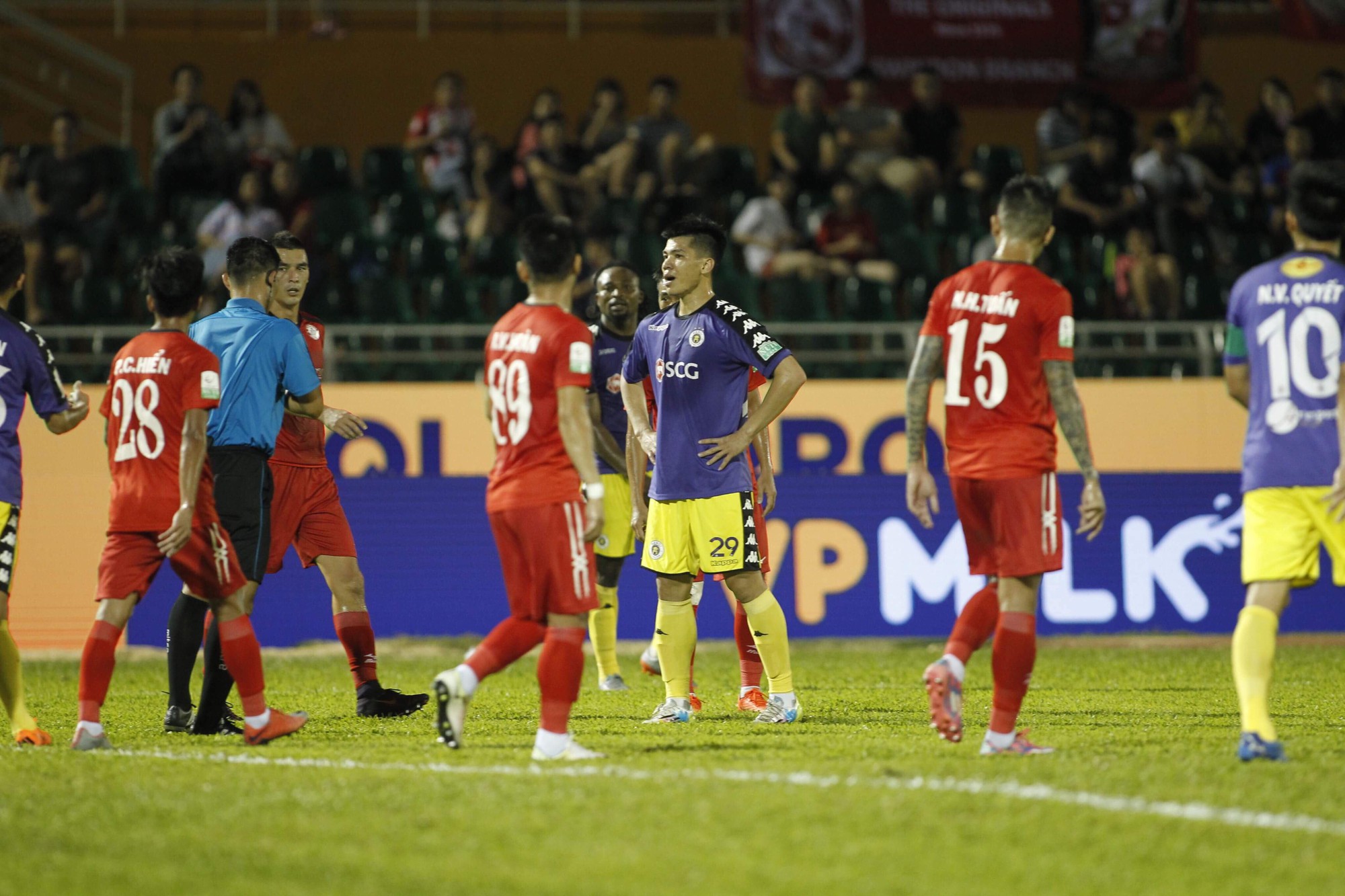 clip: Ngược dòng hạ TP HCM, Hà Nội tiếp tục dẫn đầu V-League - Ảnh 7.