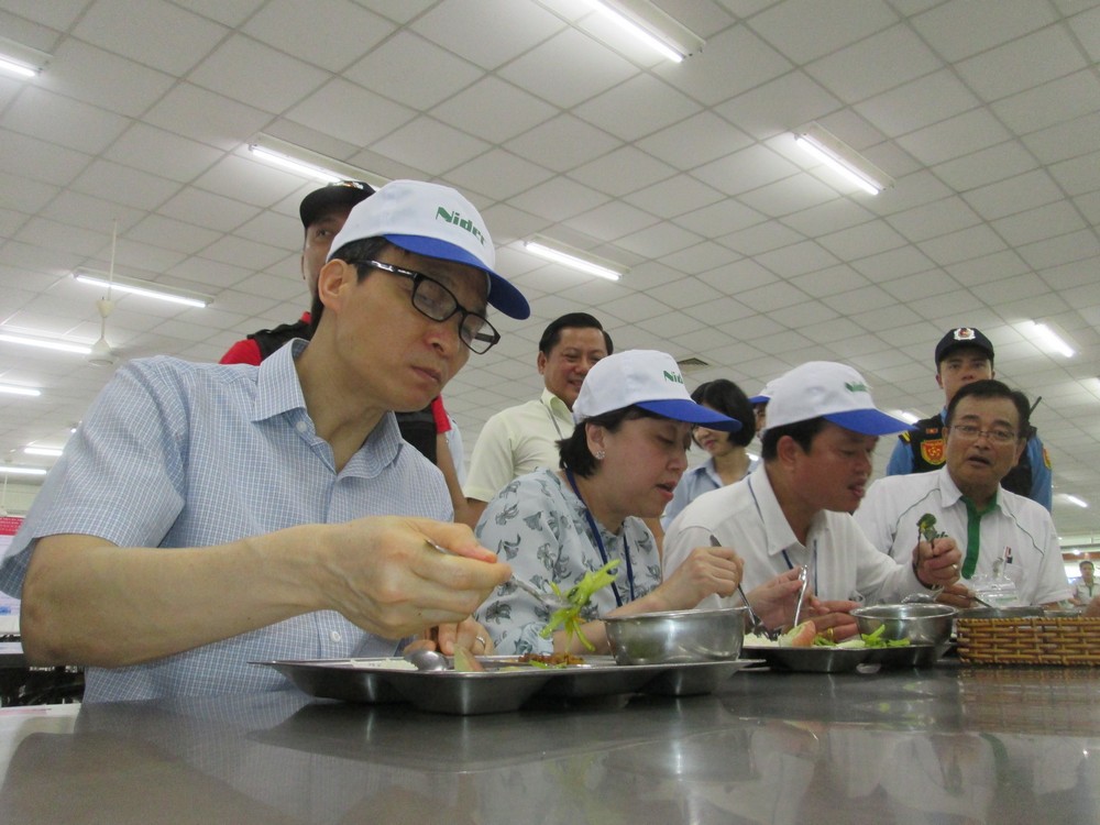 Phó Thủ tướng Vũ Đức Đam ăn cơm công nhân hơn 15.000 đồng/suất