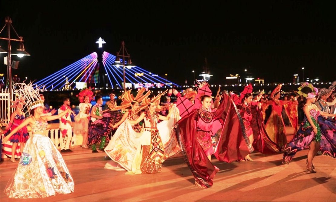 Hàng vạn người hòa nhịp cùng đêm Carnaval đường phố DIFF 2018 Đà Nẵng - Ảnh 15.