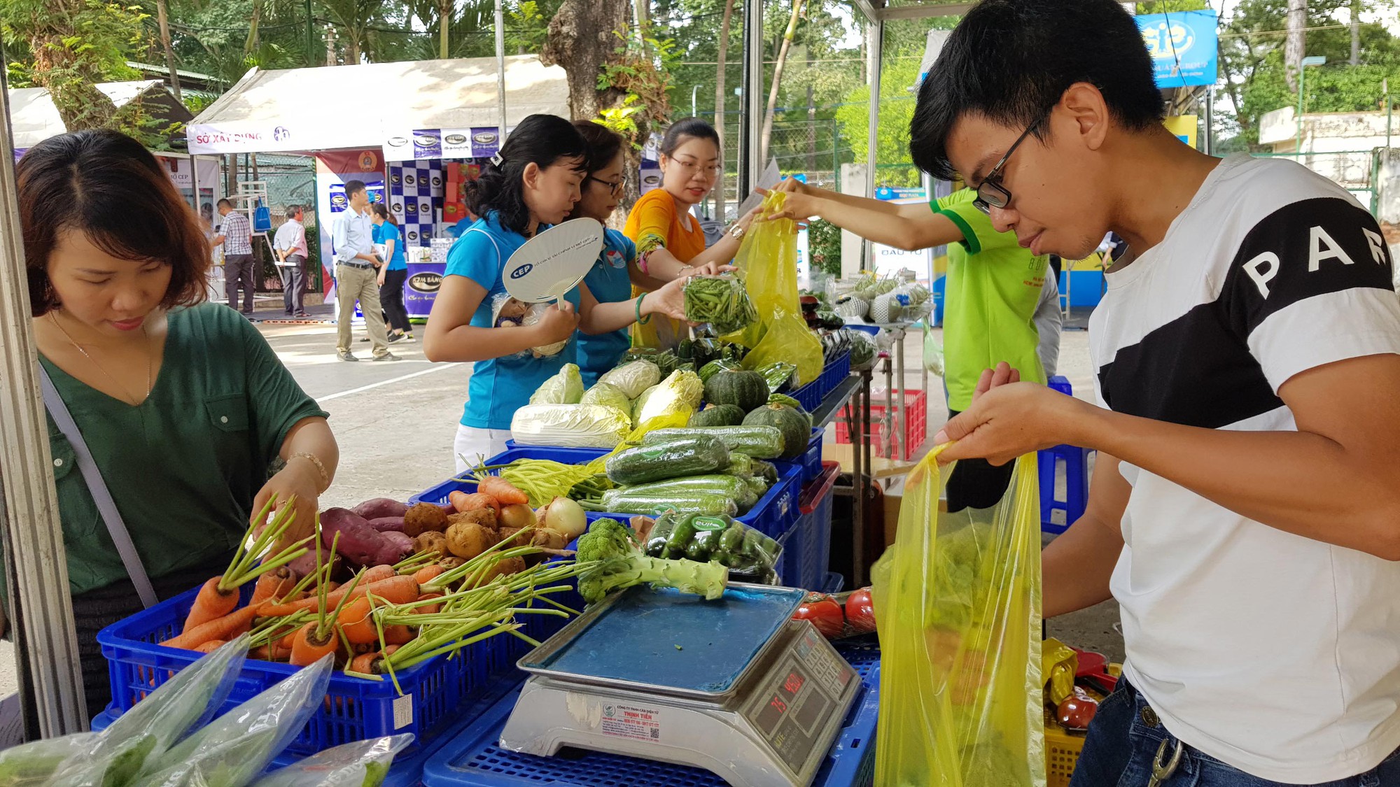 Nhiều hoạt động hỗ trợ người lao động - Ảnh 2.