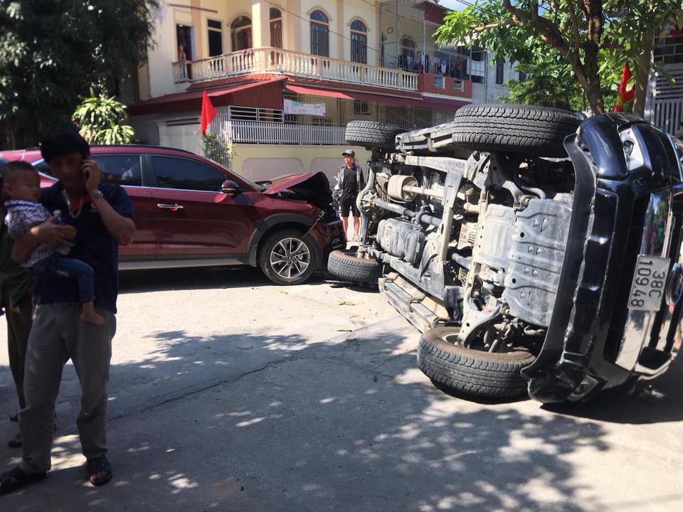 Video ô tô Hyundai Tucson tông lật xe bán tải Ford Ranger giữa ngã tư