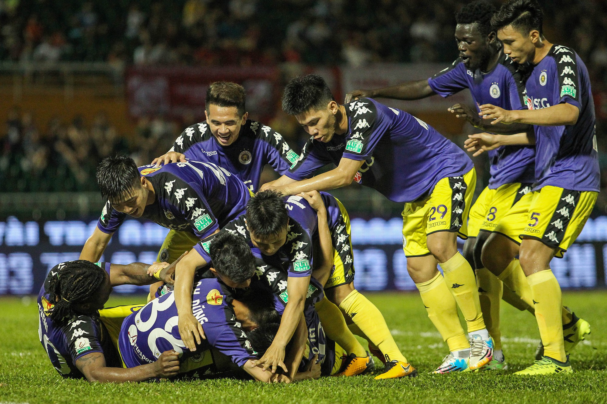 clip: Ngược dòng hạ TP HCM, Hà Nội tiếp tục dẫn đầu V-League