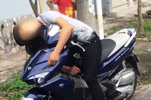 Tá hỏa thấy nam thanh niên gục chết trên xe máy ven đường