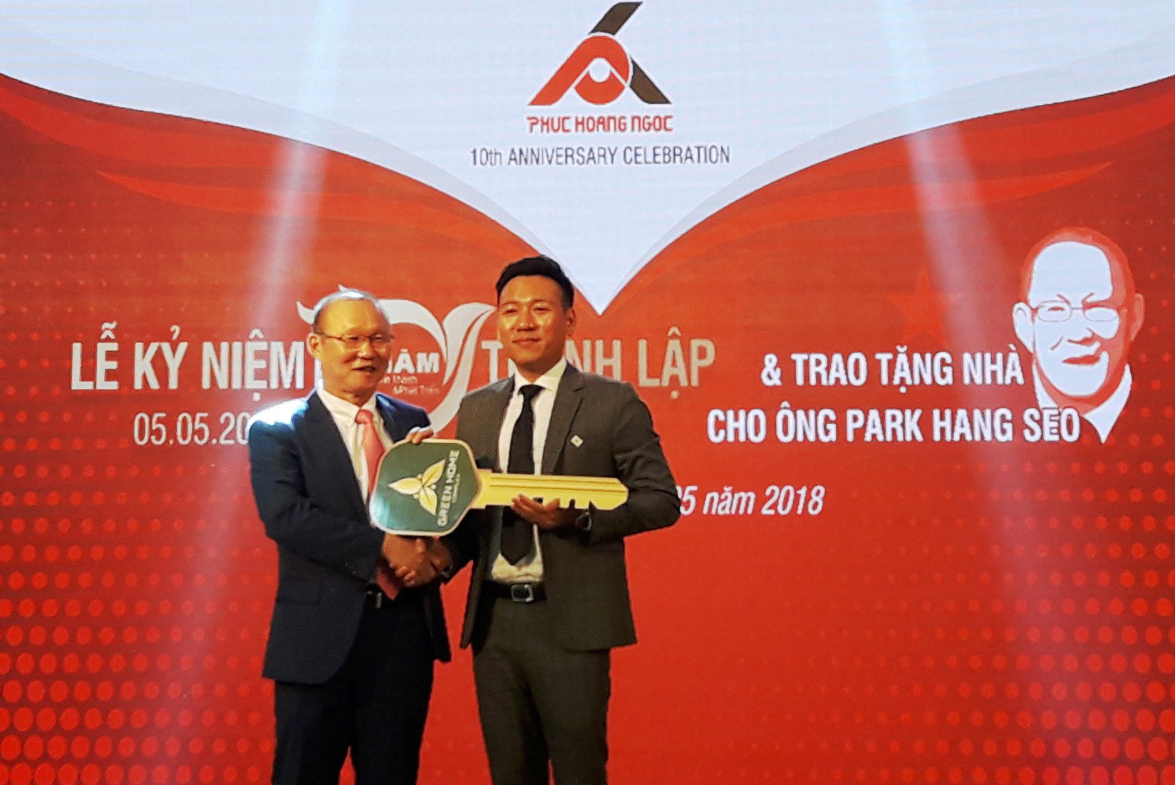 HLV Park Hang Seo cùng vợ nhận nhà tại Đà Nẵng