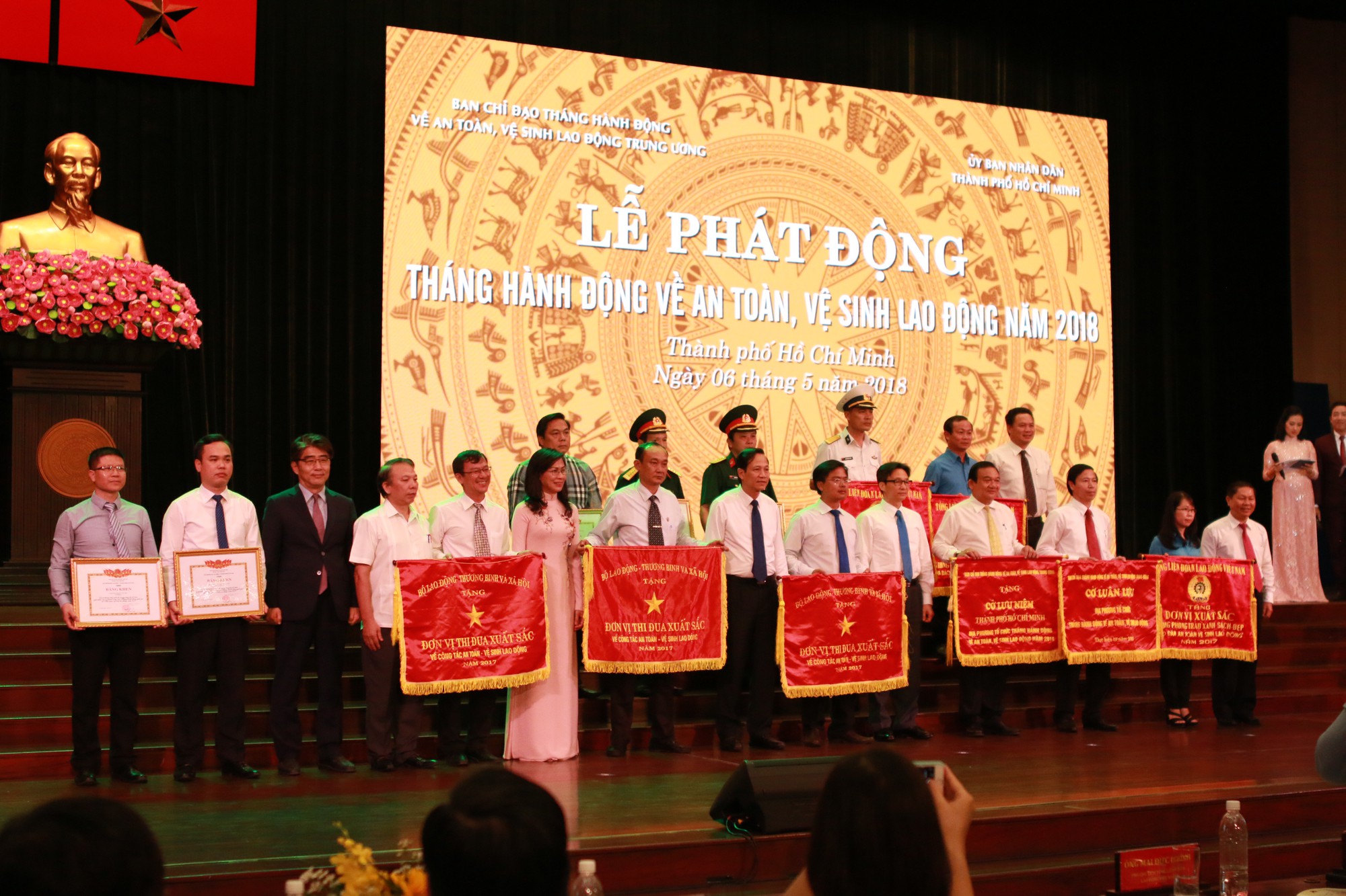 N&acirc;ng cao chất lượng sống v&agrave; điều kiện l&agrave;m việc cho NLĐ - Ảnh 2.