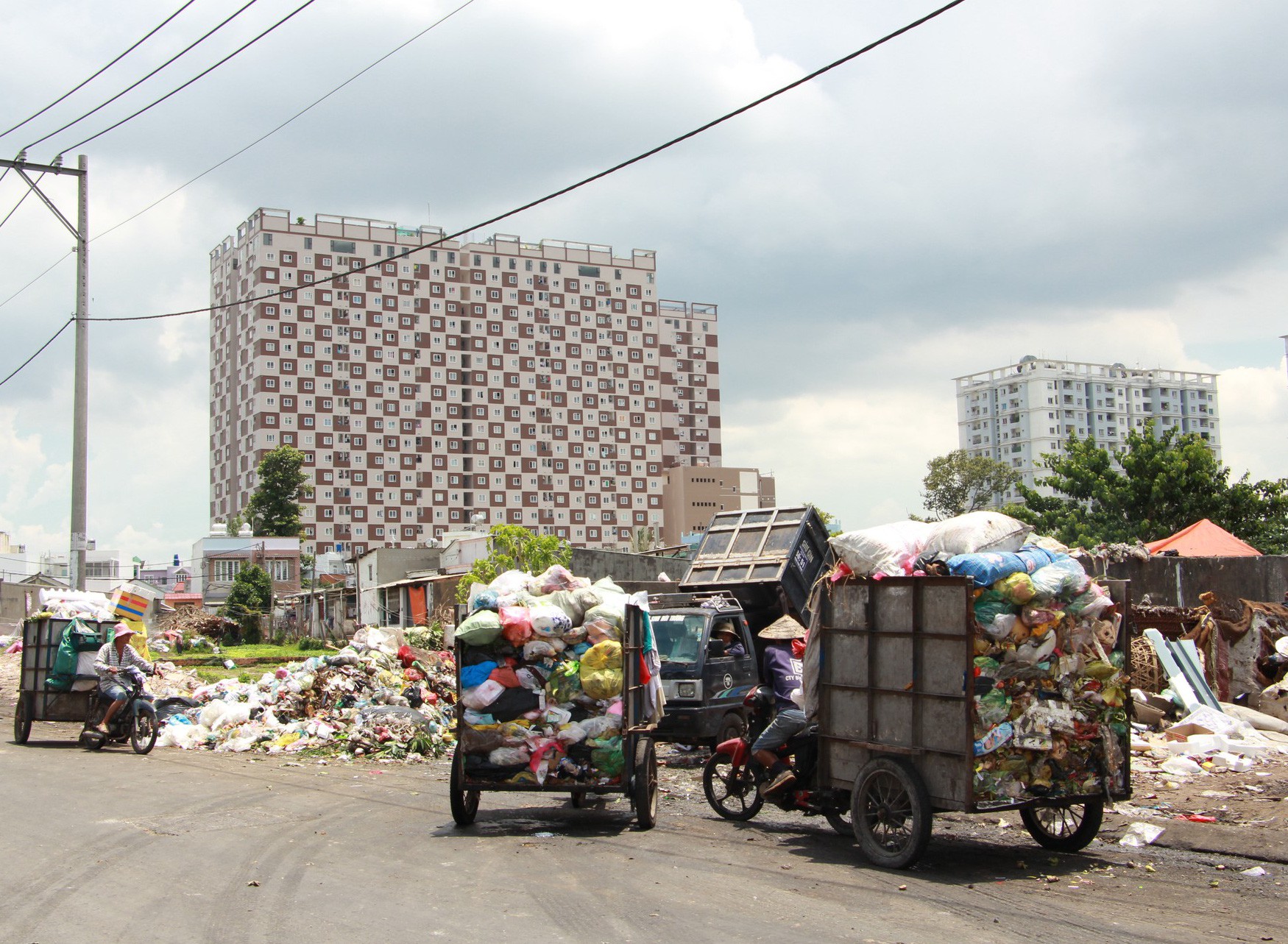 Kinh hãi với các điểm tập kết rác quá tải