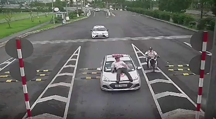 Xe taxi tông nhân viên an ninh hàng không Nội Bài bắn lên nắp capo