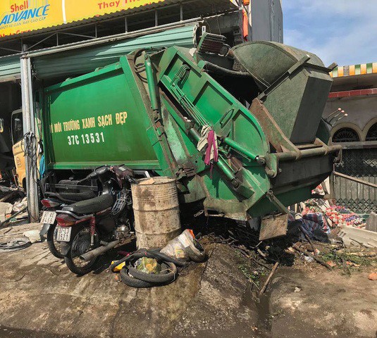 Ngồi sửa xe máy trong nhà, bị xe chở rác tông trọng thương