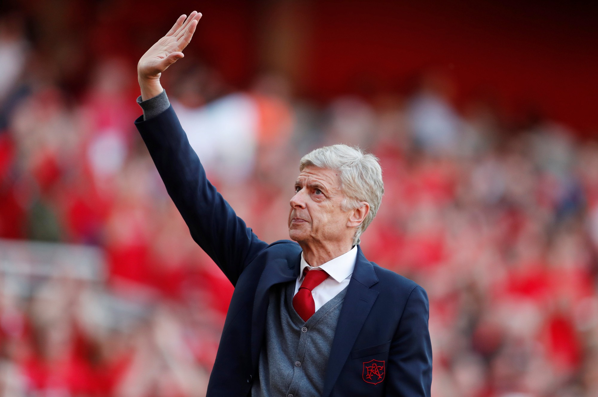 HLV Wenger vẫn còn lưu luyến trước giờ chia tay
