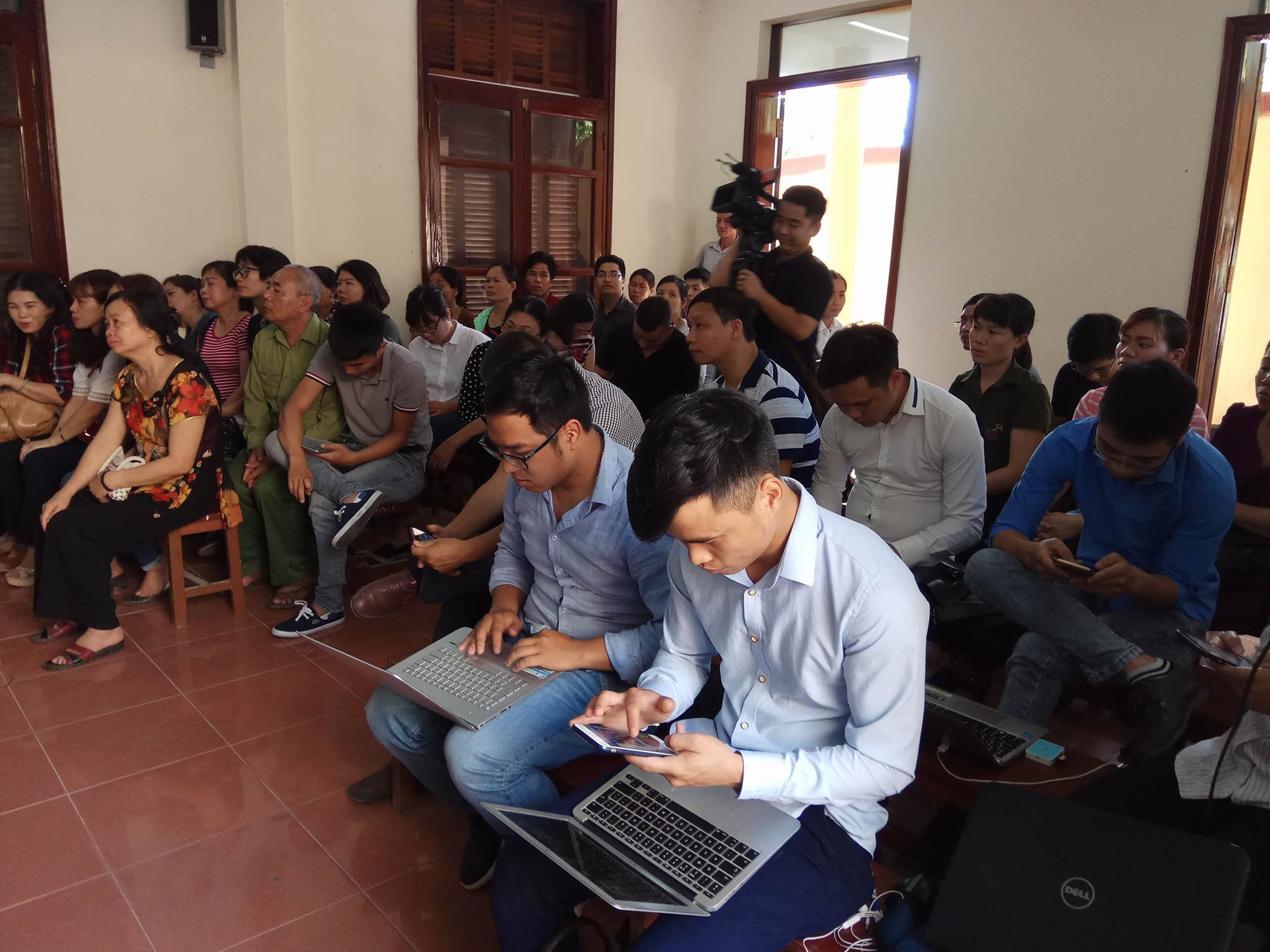 Bất ngờ ho&atilde;n t&ograve;a xử b&aacute;c sĩ Ho&agrave;ng C&ocirc;ng Lương trong vụ 8 người chạy thận tử vong - Ảnh 2.