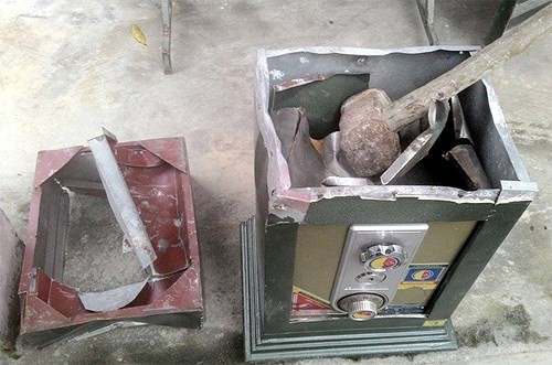 Nửa đêm, 2 tên trộm vào tận nhà khiêng két sắt ra đồng đục phá két