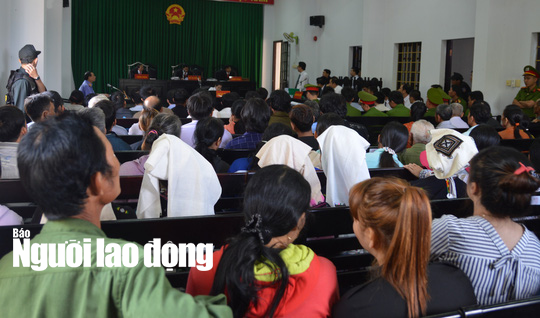 Bị cáo nằm viện, phiên tòa xử vụ chủ Facebook chống tham nhũng bị hoãn - Ảnh 2.