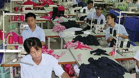 Để doanh nghiệp v&agrave; NLĐ tự quyết định về tiền lương - Ảnh 1.