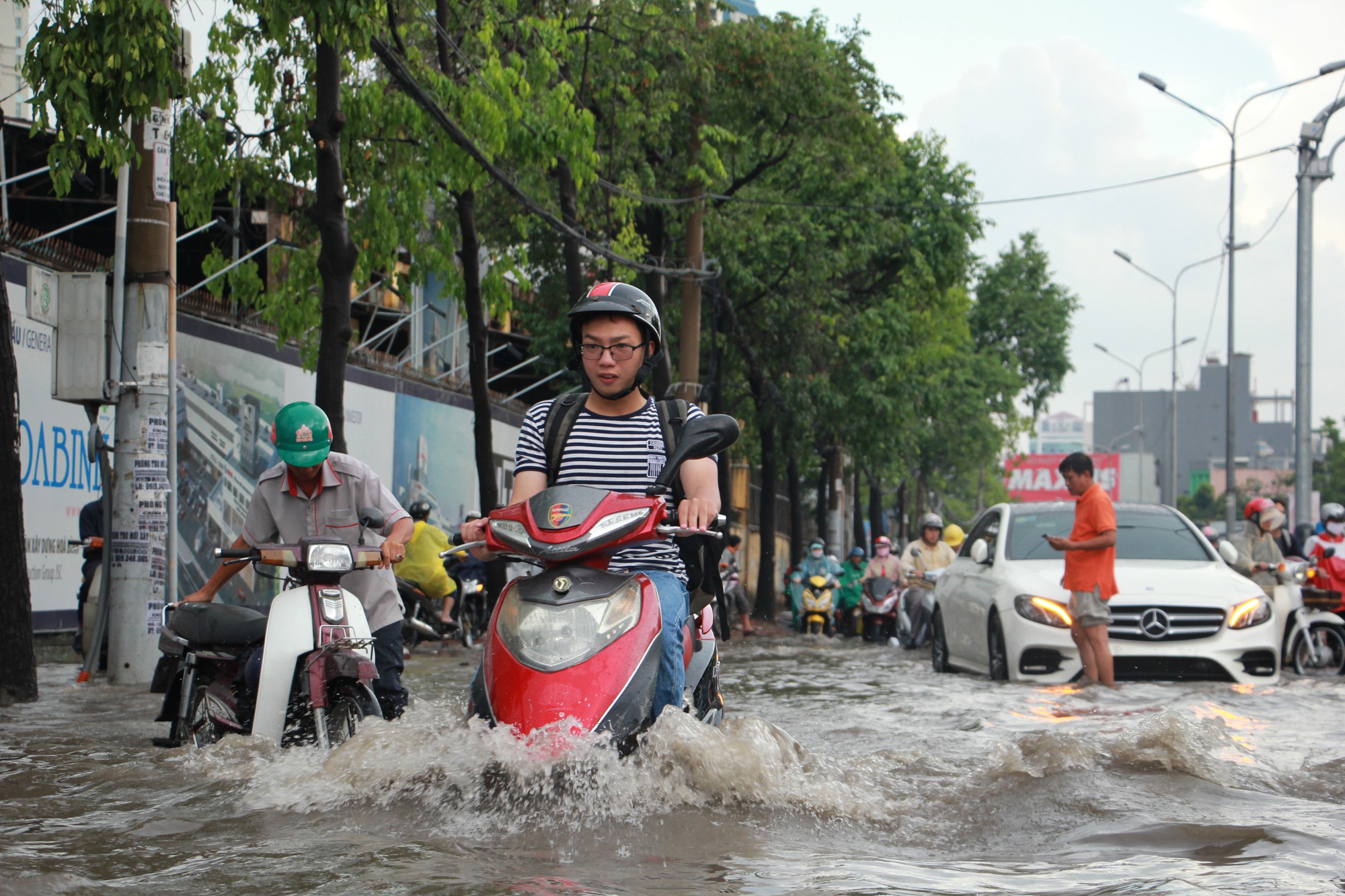 Mới k&yacute; hợp đồng thu&ecirc; m&aacute;y bơm, đường Nguyễn Hữu Cảnh vẫn th&agrave;nh s&ocirc;ng - Ảnh 4.